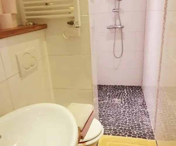 Montmartre, Mairie Du 18e Apartman